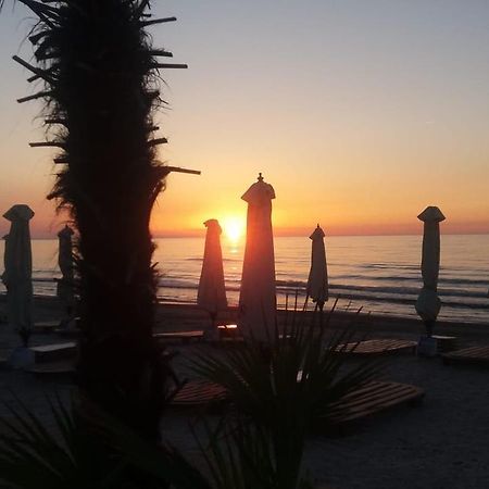 Frontal View By Twin Residence Mamaia Exterior photo